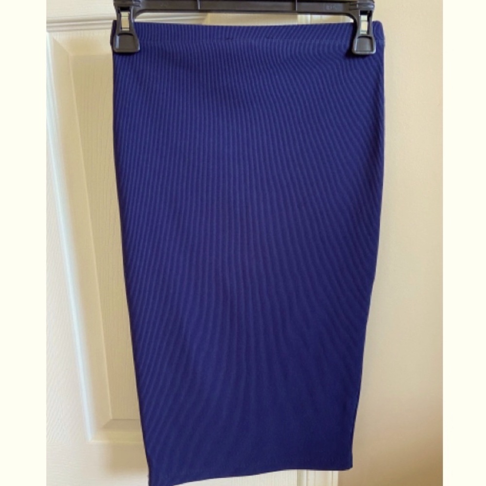 Over the knee navy blue form fitting skirt
